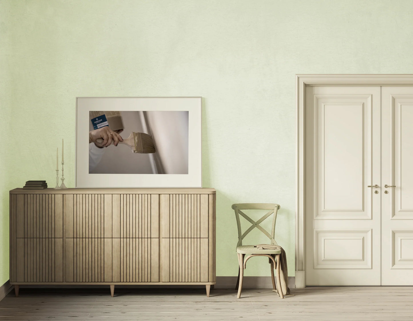 Hellgrüne Kalkfarbe an Wand